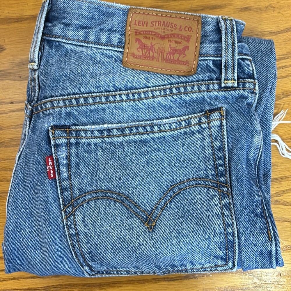 Levi’s | Classic Ripped Knee Buttonfly Red Tab Jeans | Ripped Backside Trendy 26
